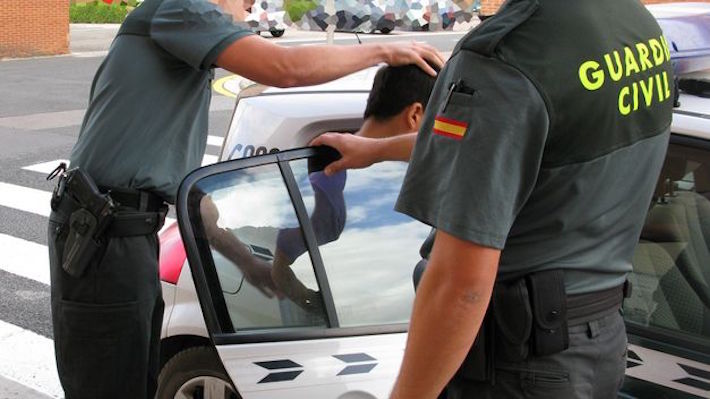 La Guardia Civil investiga a un individuo por apoderarse de la tarjeta de una anciana y extraer 1300 euros con ella en cajeros de Huétor Tajar y Loja